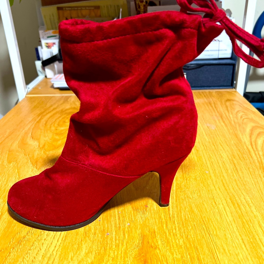 Booties in red with a bow tie on back, Good as new